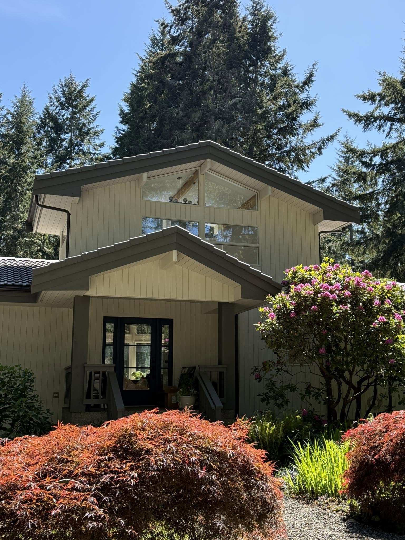 Painter Kent, WA — Blackhawk Pro Painting exterior project Exterior house painting with cream siding and charcoal trim in Kent, WA